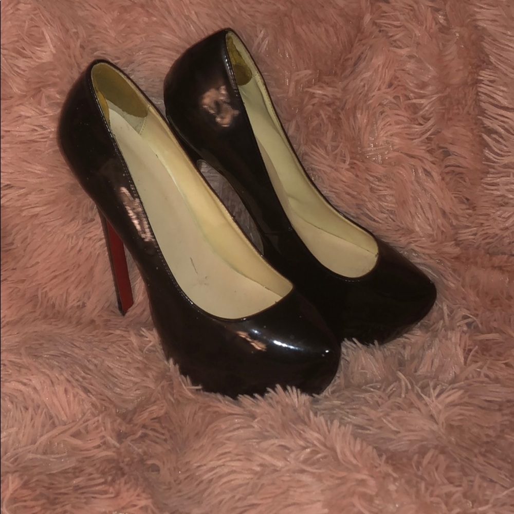 Black patent leather pumps with red bottoms